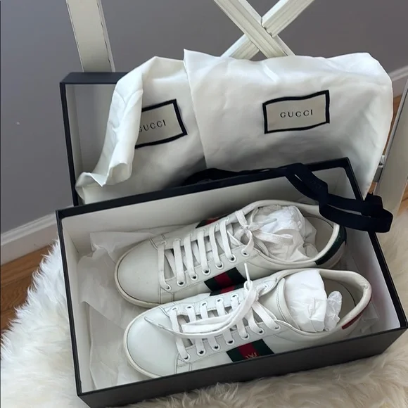 Gucci Women's White and Red Sneakers - Picture 7 of 8